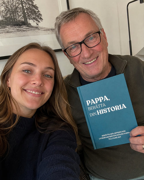 Pappa och dotter med boken Pappa, berätta din historia